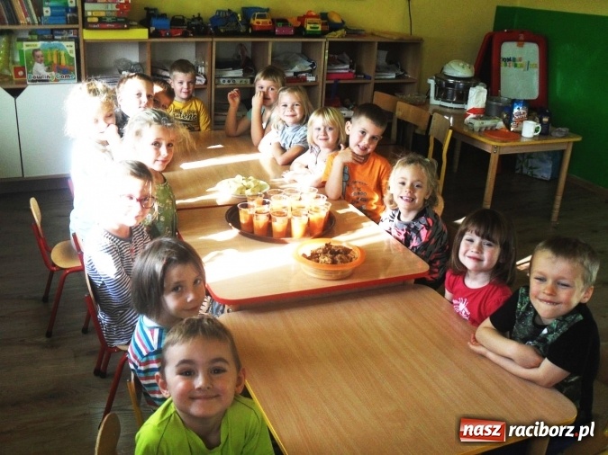 Zdjęcie w galerii na portalu naszraciborz.pl: Przedszkolaki z Górek Śl. wiedzą, że śniadanie daje moc!  wiadomości z regionu