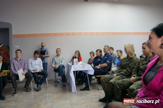Zdjęcie w galerii na portalu naszraciborz.pl: Policjanci debatowali z uczniami ZSOMS wiadomości z regionu
