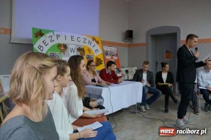 Zdjęcie w galerii na portalu naszraciborz.pl: Policjanci debatowali z uczniami ZSOMS wiadomości z regionu