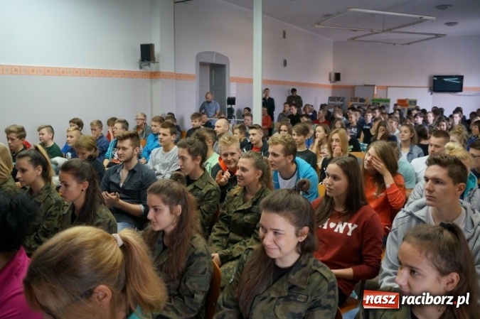 Zdjęcie w galerii na portalu naszraciborz.pl: Policjanci debatowali z uczniami ZSOMS wiadomości z regionu