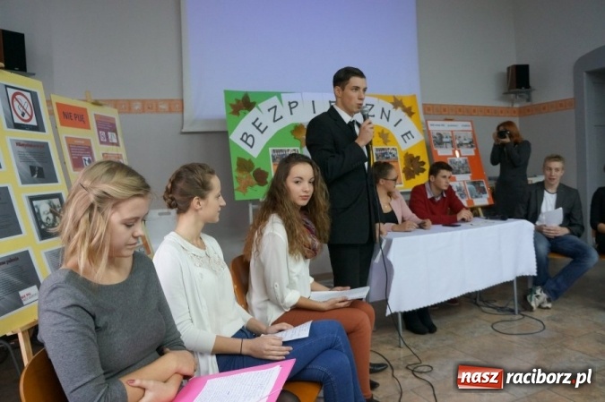 Zdjęcie w galerii na portalu naszraciborz.pl: Policjanci debatowali z uczniami ZSOMS wiadomości z regionu