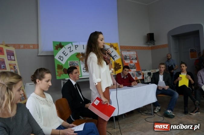 Zdjęcie w galerii na portalu naszraciborz.pl: Policjanci debatowali z uczniami ZSOMS wiadomości z regionu