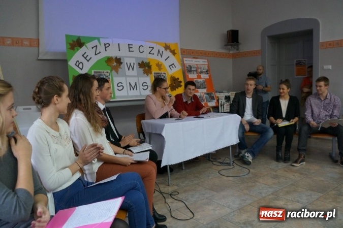 Zdjęcie w galerii na portalu naszraciborz.pl: Policjanci debatowali z uczniami ZSOMS wiadomości z regionu