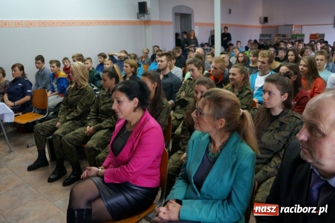 Zdjęcie w galerii na portalu naszraciborz.pl: Policjanci debatowali z uczniami ZSOMS wiadomości z regionu