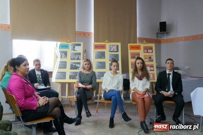 Zdjęcie w galerii na portalu naszraciborz.pl: Policjanci debatowali z uczniami ZSOMS wiadomości z regionu
