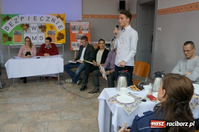 Zdjęcie w galerii na portalu naszraciborz.pl: Policjanci debatowali z uczniami ZSOMS wiadomości z regionu