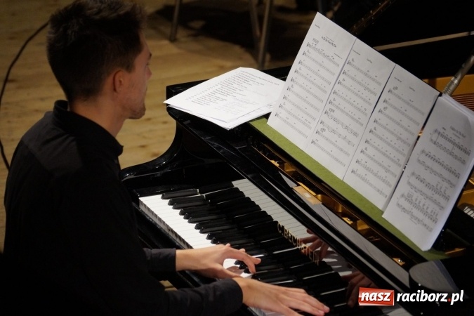 Zdjęcie w galerii na portalu naszraciborz.pl: Klasyka inaczej zabrzmiała w Raciborskim Centrum Kultury wiadomości z regionu