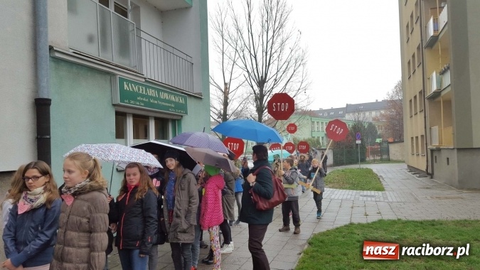 Zdjęcie w galerii na portalu naszraciborz.pl: Stop przemocy rówieśniczej - happening wychowanków poprawczaka z udziałem uczniów Szkoły Podstawowej nr 13 wiadomości z regionu