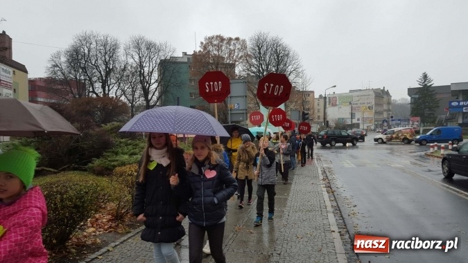 Zdjęcie w galerii na portalu naszraciborz.pl: Stop przemocy rówieśniczej - happening wychowanków poprawczaka z udziałem uczniów Szkoły Podstawowej nr 13 wiadomości z regionu