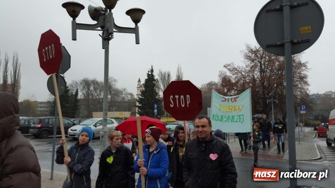 Zdjęcie w galerii na portalu naszraciborz.pl: Stop przemocy rówieśniczej - happening wychowanków poprawczaka z udziałem uczniów Szkoły Podstawowej nr 13 wiadomości z regionu