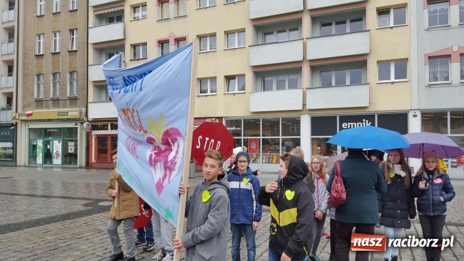 Zdjęcie w galerii na portalu naszraciborz.pl: Stop przemocy rówieśniczej - happening wychowanków poprawczaka z udziałem uczniów Szkoły Podstawowej nr 13 wiadomości z regionu