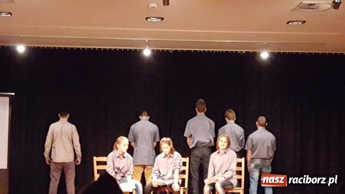 Zdjęcie w galerii na portalu naszraciborz.pl: Stop przemocy rówieśniczej - happening wychowanków poprawczaka z udziałem uczniów Szkoły Podstawowej nr 13 wiadomości z regionu