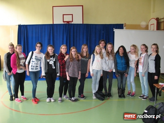 Zdjęcie w galerii na portalu naszraciborz.pl: Spotkanie z Ekwadorem - gościnna lekcja języka angielskiego w pietrowickiej szkole wiadomości z regionu