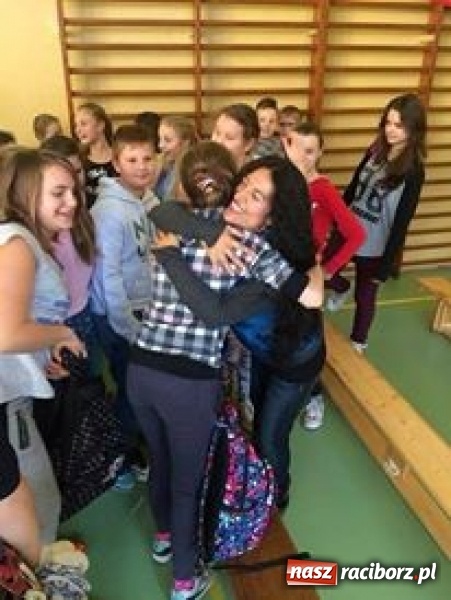 Zdjęcie w galerii na portalu naszraciborz.pl: Spotkanie z Ekwadorem - gościnna lekcja języka angielskiego w pietrowickiej szkole wiadomości z regionu