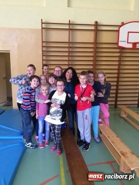 Zdjęcie w galerii na portalu naszraciborz.pl: Spotkanie z Ekwadorem - gościnna lekcja języka angielskiego w pietrowickiej szkole wiadomości z regionu