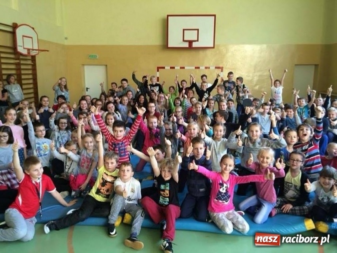 Zdjęcie w galerii na portalu naszraciborz.pl: Spotkanie z Ekwadorem - gościnna lekcja języka angielskiego w pietrowickiej szkole wiadomości z regionu