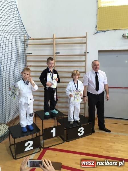 Zdjęcie w galerii na portalu naszraciborz.pl: Medale dla najmłodszych Łamatorów wiadomości z regionu