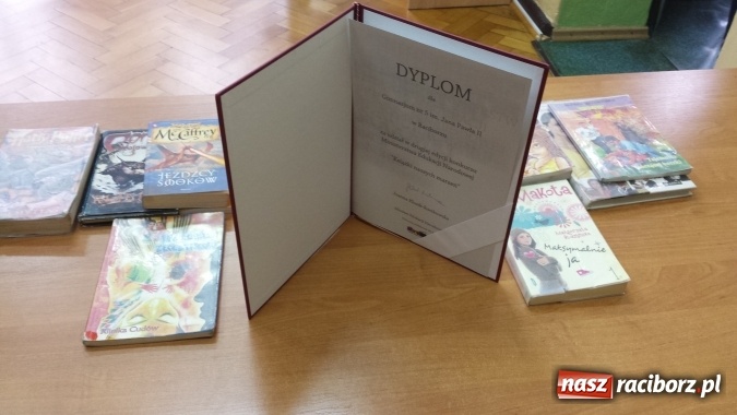 Zdjęcie w galerii na portalu naszraciborz.pl: Dyplom od Ministra Edukacji Narodowej dla Gimnazjum nr 5  wiadomości z regionu