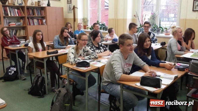 Zdjęcie w galerii na portalu naszraciborz.pl: Dyplom od Ministra Edukacji Narodowej dla Gimnazjum nr 5  wiadomości z regionu