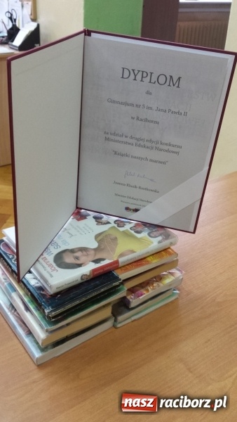 Zdjęcie w galerii na portalu naszraciborz.pl: Dyplom od Ministra Edukacji Narodowej dla Gimnazjum nr 5  wiadomości z regionu