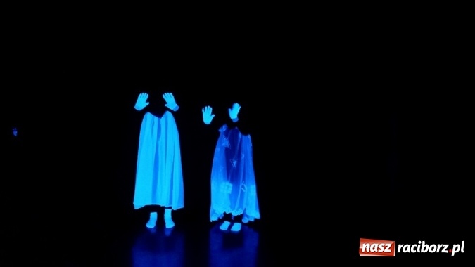 Zdjęcie w galerii na portalu naszraciborz.pl: Klasa V a z SP 18 w Czarnym Teatrze  wiadomości z regionu