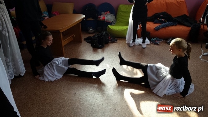 Zdjęcie w galerii na portalu naszraciborz.pl: Klasa V a z SP 18 w Czarnym Teatrze  wiadomości z regionu