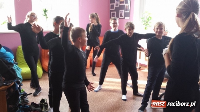 Zdjęcie w galerii na portalu naszraciborz.pl: Klasa V a z SP 18 w Czarnym Teatrze  wiadomości z regionu