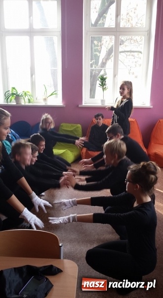 Zdjęcie w galerii na portalu naszraciborz.pl: Klasa V a z SP 18 w Czarnym Teatrze  wiadomości z regionu