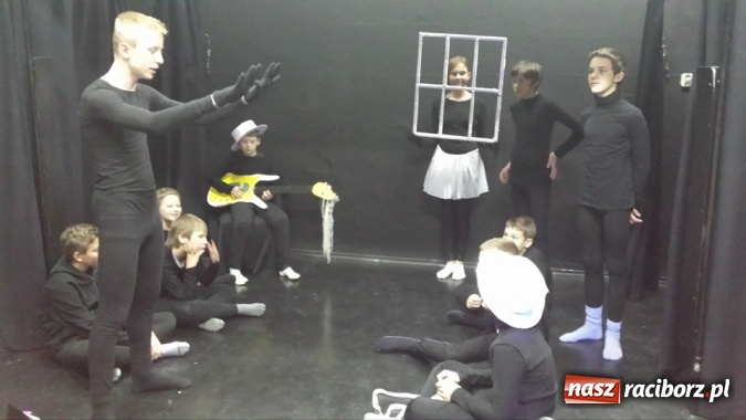 Zdjęcie w galerii na portalu naszraciborz.pl: Klasa V a z SP 18 w Czarnym Teatrze  wiadomości z regionu