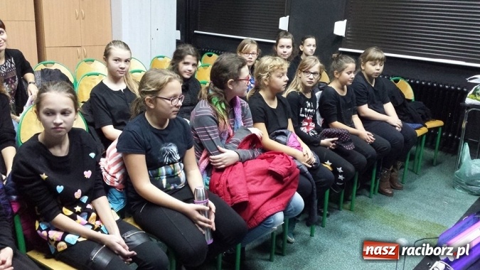Zdjęcie w galerii na portalu naszraciborz.pl: Klasa V a z SP 18 w Czarnym Teatrze  wiadomości z regionu