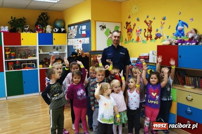 Zdjęcie w galerii na portalu naszraciborz.pl: Policjant rozmawiał z przedszkolakami o bezpieczeństwie pieszego wiadomości z regionu