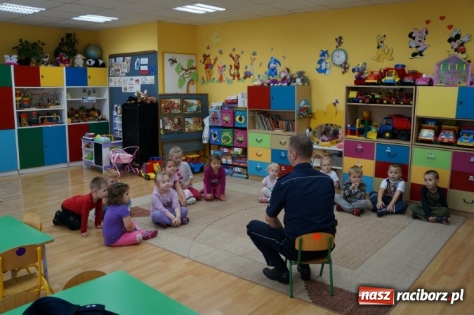 Zdjęcie w galerii na portalu naszraciborz.pl: Policjant rozmawiał z przedszkolakami o bezpieczeństwie pieszego wiadomości z regionu