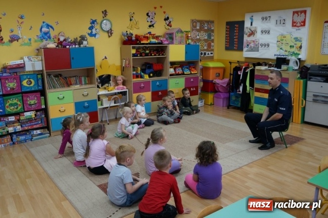 Zdjęcie w galerii na portalu naszraciborz.pl: Policjant rozmawiał z przedszkolakami o bezpieczeństwie pieszego wiadomości z regionu
