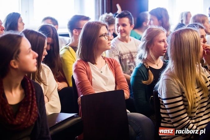 Zdjęcie w galerii na portalu naszraciborz.pl: Sędzia Anna Maria Wesołowska odwiedziła uczniów I LO wiadomości z regionu