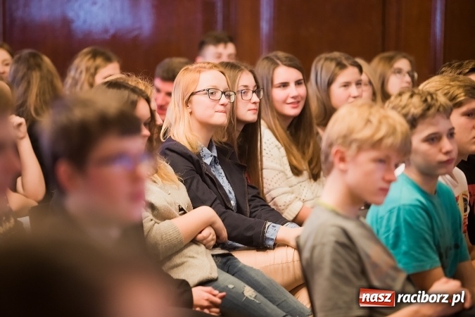 Zdjęcie w galerii na portalu naszraciborz.pl: Sędzia Anna Maria Wesołowska odwiedziła uczniów I LO wiadomości z regionu