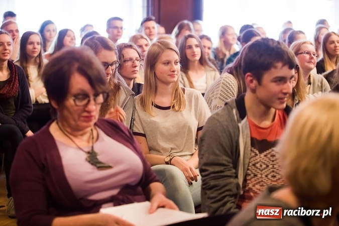 Zdjęcie w galerii na portalu naszraciborz.pl: Sędzia Anna Maria Wesołowska odwiedziła uczniów I LO wiadomości z regionu