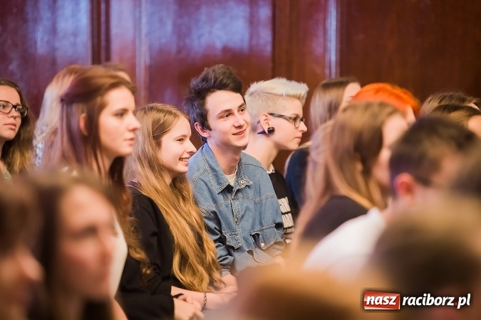 Zdjęcie w galerii na portalu naszraciborz.pl: Sędzia Anna Maria Wesołowska odwiedziła uczniów I LO wiadomości z regionu