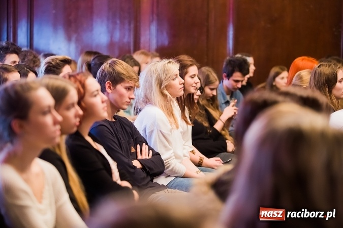 Zdjęcie w galerii na portalu naszraciborz.pl: Sędzia Anna Maria Wesołowska odwiedziła uczniów I LO wiadomości z regionu