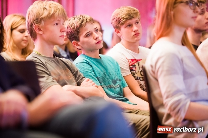 Zdjęcie w galerii na portalu naszraciborz.pl: Sędzia Anna Maria Wesołowska odwiedziła uczniów I LO wiadomości z regionu