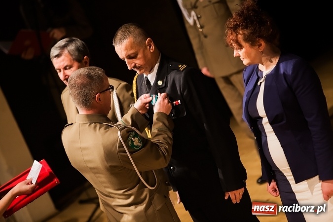 Zdjęcie w galerii na portalu naszraciborz.pl: Odznaczenia i wyróżnienia w Straży Granicznej wiadomości z regionu