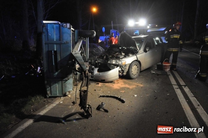 Zdjęcie w galerii na portalu naszraciborz.pl: Volvo zderzyło się z przyczepą w Babicach wiadomości z regionu