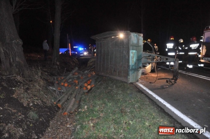 Zdjęcie w galerii na portalu naszraciborz.pl: Volvo zderzyło się z przyczepą w Babicach wiadomości z regionu