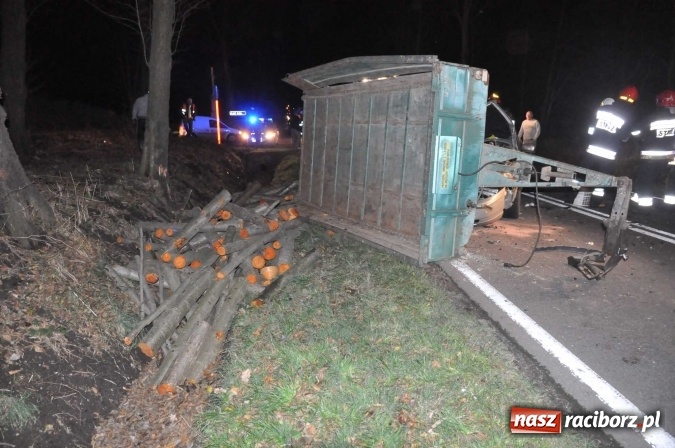 Zdjęcie w galerii na portalu naszraciborz.pl: Volvo zderzyło się z przyczepą w Babicach wiadomości z regionu