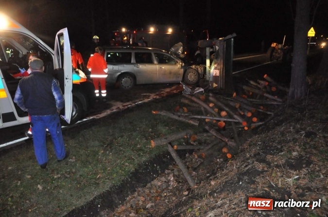 Zdjęcie w galerii na portalu naszraciborz.pl: Volvo zderzyło się z przyczepą w Babicach wiadomości z regionu
