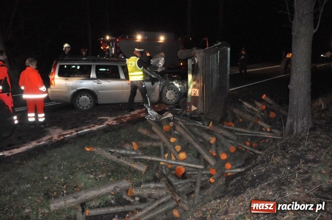 Zdjęcie w galerii na portalu naszraciborz.pl: Volvo zderzyło się z przyczepą w Babicach wiadomości z regionu