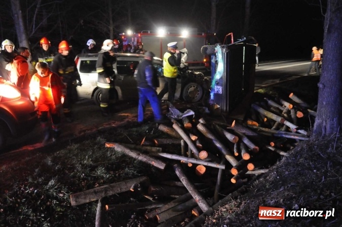 Zdjęcie w galerii na portalu naszraciborz.pl: Volvo zderzyło się z przyczepą w Babicach wiadomości z regionu