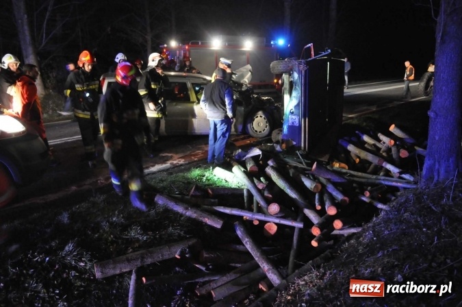 Zdjęcie w galerii na portalu naszraciborz.pl: Volvo zderzyło się z przyczepą w Babicach wiadomości z regionu