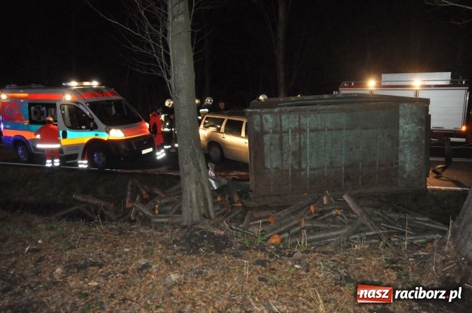 Zdjęcie w galerii na portalu naszraciborz.pl: Volvo zderzyło się z przyczepą w Babicach wiadomości z regionu