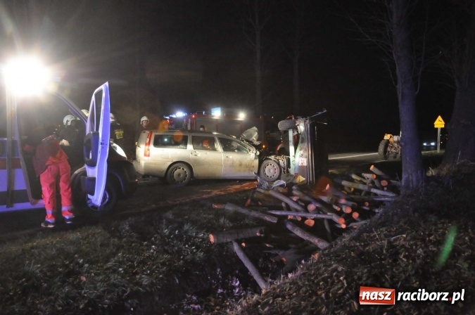 Zdjęcie w galerii na portalu naszraciborz.pl: Volvo zderzyło się z przyczepą w Babicach wiadomości z regionu