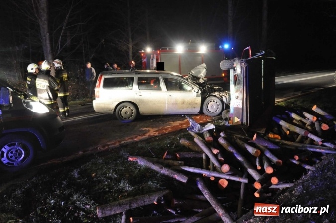 Zdjęcie w galerii na portalu naszraciborz.pl: Volvo zderzyło się z przyczepą w Babicach wiadomości z regionu